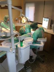 Realizacion de una operacion de implantologia (implante) en la clinica blasco ibanez