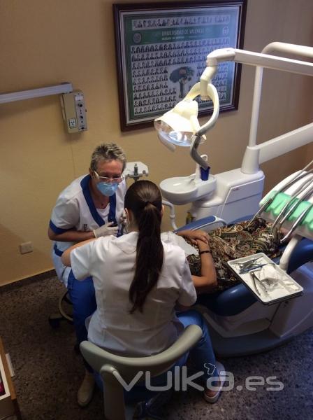 Dentista en Valencia limpieza bucal con la Doctora Oltra