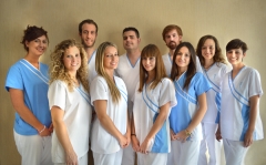 Grupo de dentistas e higienistas de la clinica en alfahuir
