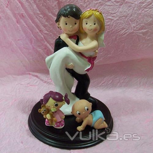 Figuras de novios con niños