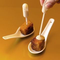 Torrijas de turron con pipeta de natillas de azahar