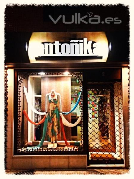 Antoika, tienda de moda y complementos. Fachada