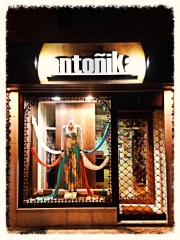 Antoika, tienda de moda y complementos. fachada