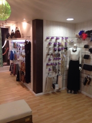 Antonika interior de tienda de moda y complementos