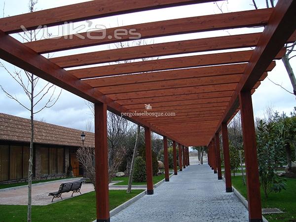 GRAN PERGOLA PARA PASILLO EXTERIOR