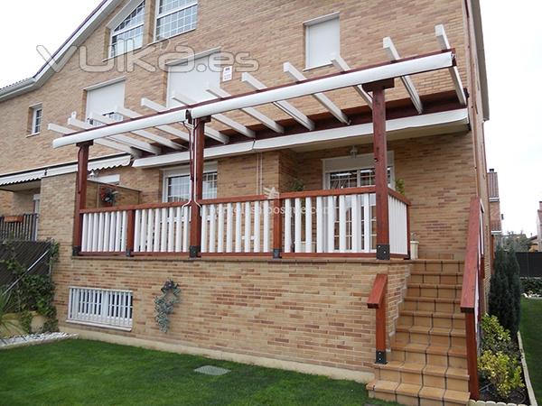 PERGOLA CON ESCALERAS EN MADERA