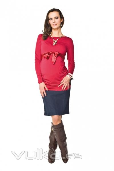 Precioso conjunto para embarazadas, compuesta por una camiseta en color roja y una falda muy juvenil