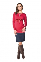 Precioso conjunto para embarazadas, compuesta por una camiseta en color roja y una falda muy juvenil