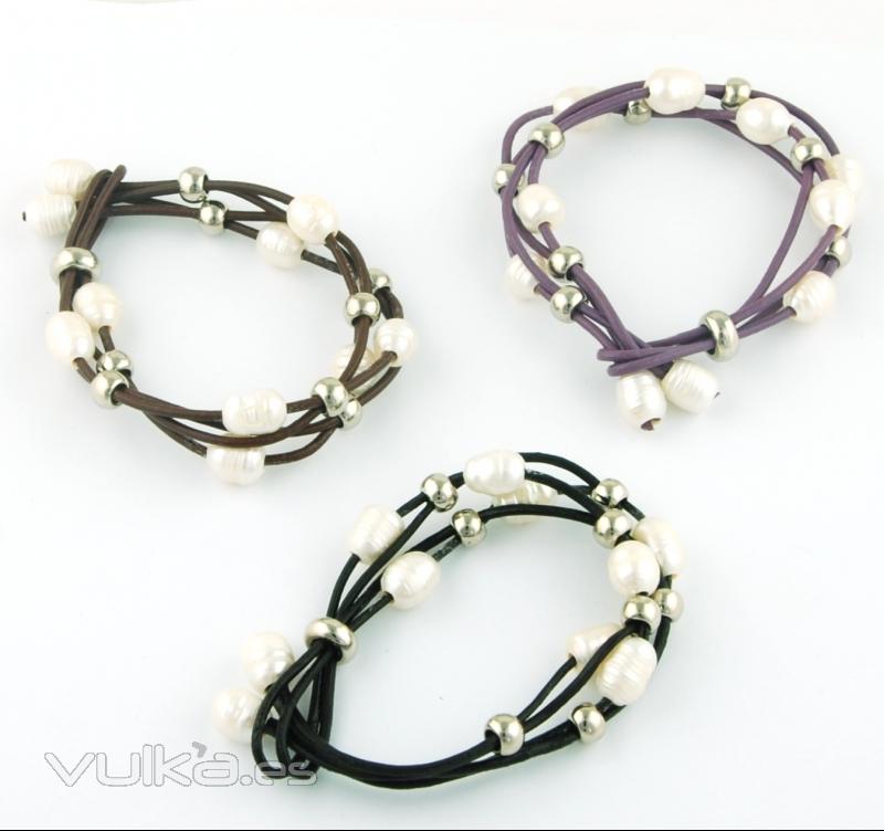 Pulseras de cuero y perlas