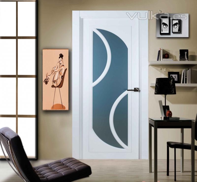 Puerta vidriera lacada en blanco con cristal mate al corte