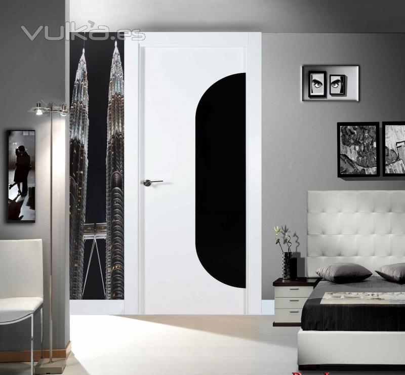 Puerta lacada de diseo combinada con cristal negro