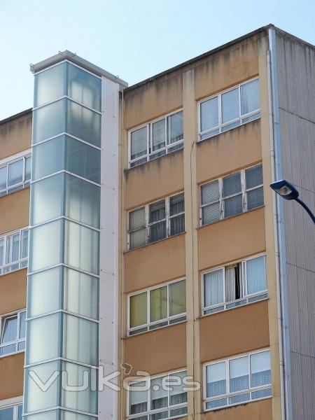 Instalación de ascensor en Avda. de Fonteculler 15 (Culleredo - A Coruña)