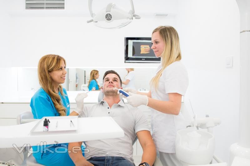 Nuestr equipo de dentistas profesionales estn debidamente cualificados y registrados