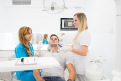 Nuestr equipo de dentistas profesionales estan debidamente cualificados y registrados