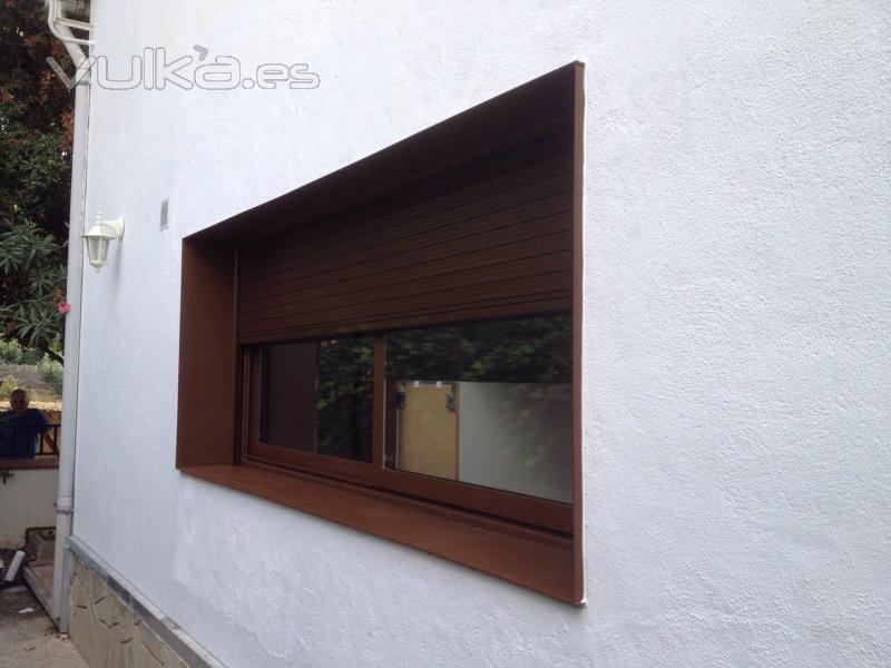 Ventana de aluminio acabado acero corten. Encuentra tu estilo en www.angelgonzalezsa.com  o llámanos