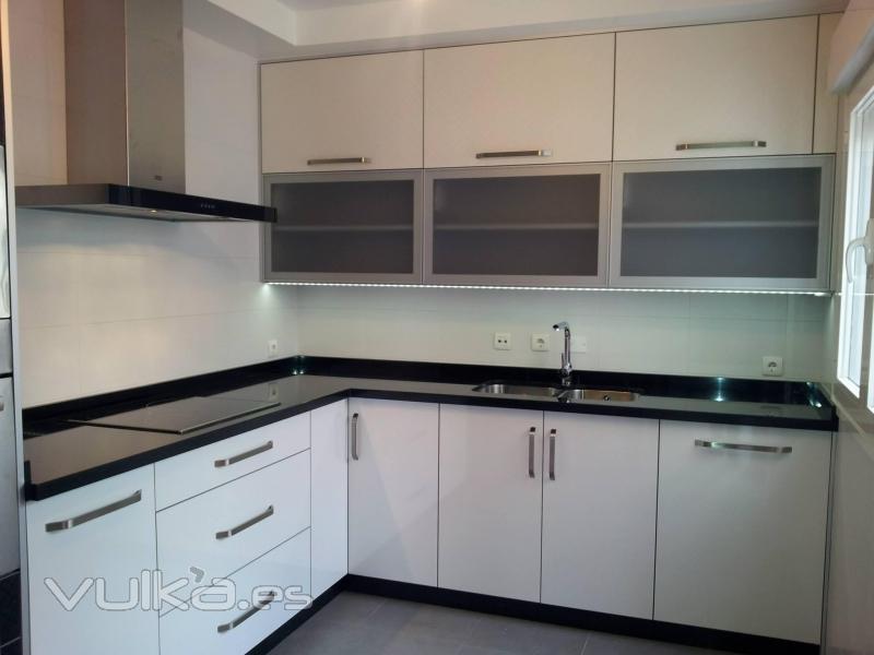 Cocina con puertas de formica AR+ Blanco con encimera de granito negro absoluto