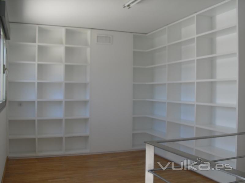 Libreria en DM lacada en blanco