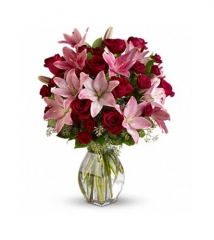 Precioso jarrón con rosas y liliums