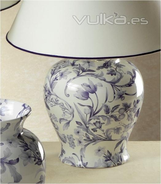 Lámpara de sobremesa, con motivos florales y tonos azules-grises, Asia. Cerámica San Marco.