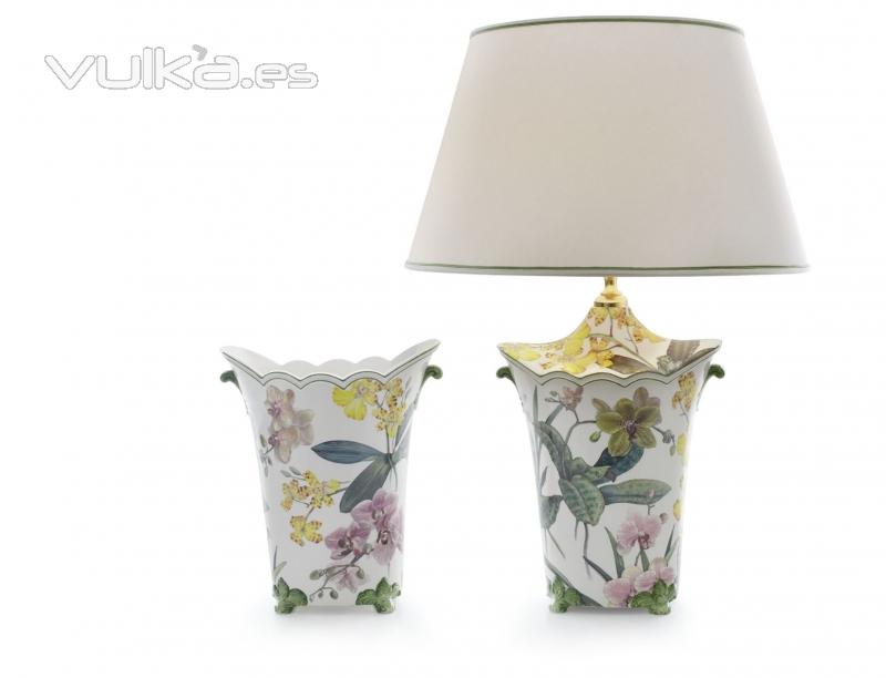 Lámpara de sobremesa ondulada, con motivos florales, orquíedeas,Orchidee. Cerámica San Marco.
