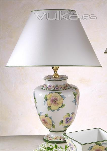 Lámpara de sobremesa, con motivos florales, Pansé. Cerámica San Marco.