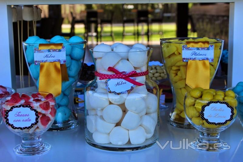 Chuches en recipientes con cintas y etiquetas