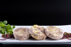 Involtino di vitelo terrina de ternera con foi pistachos y confitura de cebolla roja