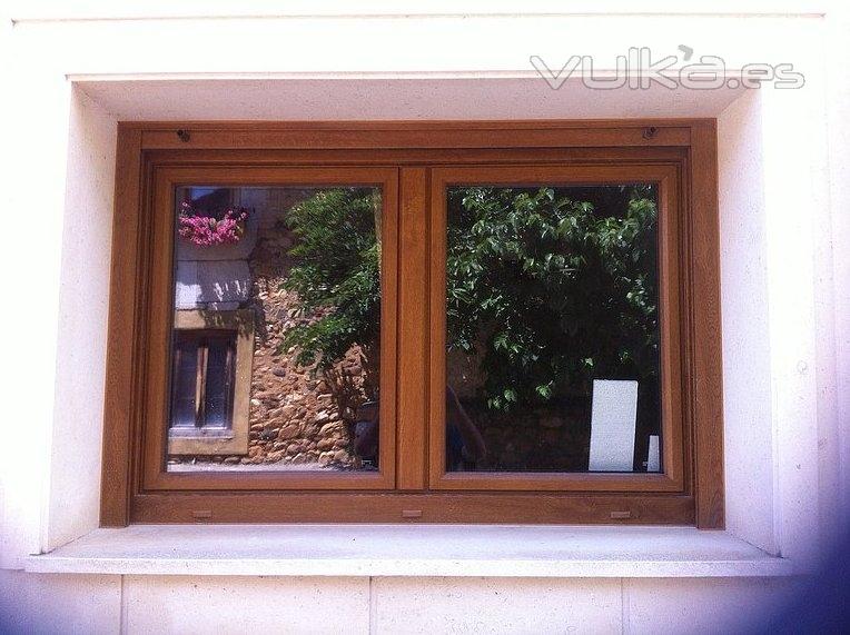 Ventana de pvc color embero