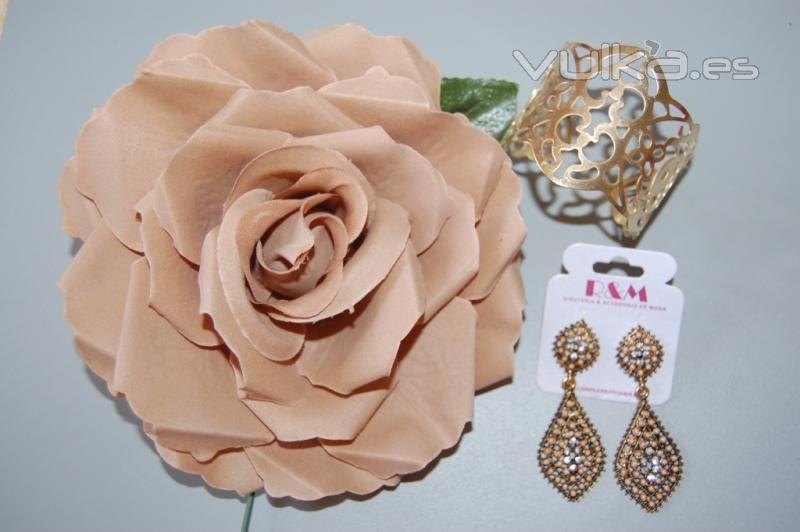 Flor de flamenca a 3,50 euros, pendientes 5,95 y pulsera 3,95 euros