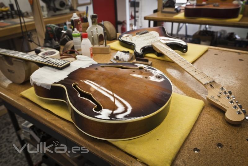 Guitarras en banco de trabajo