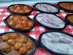 Albóndigas y salchichas al vino