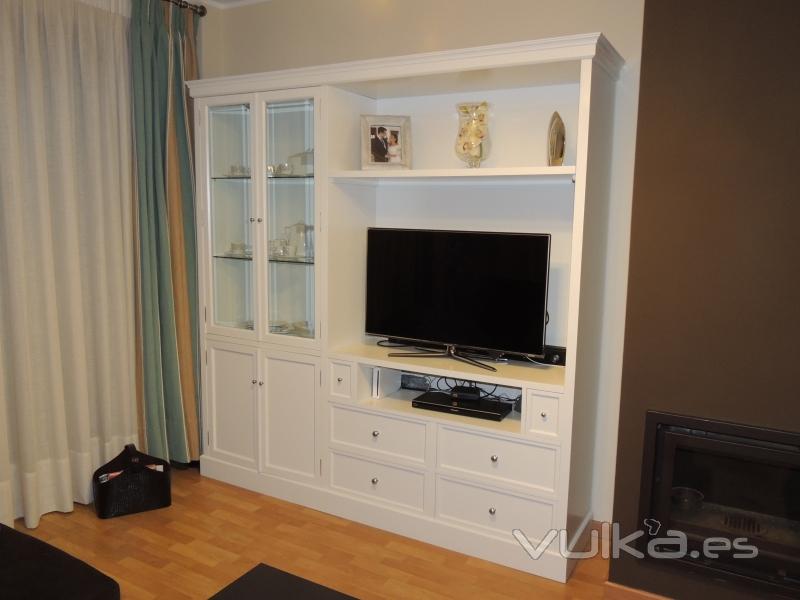 Mueble de televisin lacado en blanco, con puertas de vitrina en el lateral.