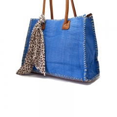 Bolso de Asas azul con pañuelo,elegante, muy cómodo de llevar y bastante capacidad.