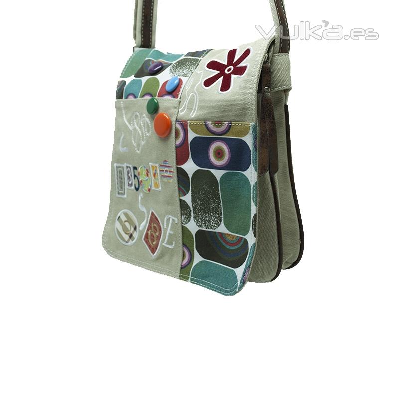 Bolso con asa regulable en altura, color arena con imgenes y adornos de botones, muy elegante.