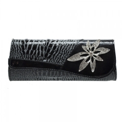 Bolso negro de mano con adorno de flor en piedras brillantes, posibilidad de colocarle asa.