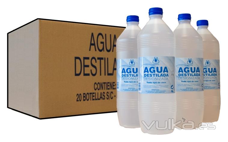 Agua desionizada en botellas de 1 litro. Cada caja de agua destilada contiene 20 litros.