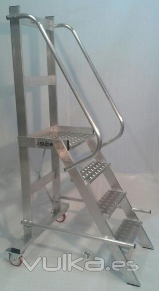 Escalera de aluminio con plataforma y ruedas. 4 peldaños. www.escaleras-sube.es