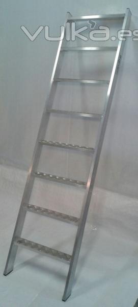 Escalera de aluminio con peldaño ancho. www.escaleras-sube.es