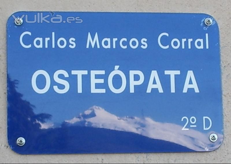 Reflejo del paisaje (pico Collarada, 2.886 m.) sobre la placa del portal, a la entrada del gabinete.