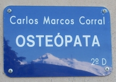 Reflejo del paisaje (pico collarada, 2.886 m.) sobre la placa del portal, a la entrada del gabinete.