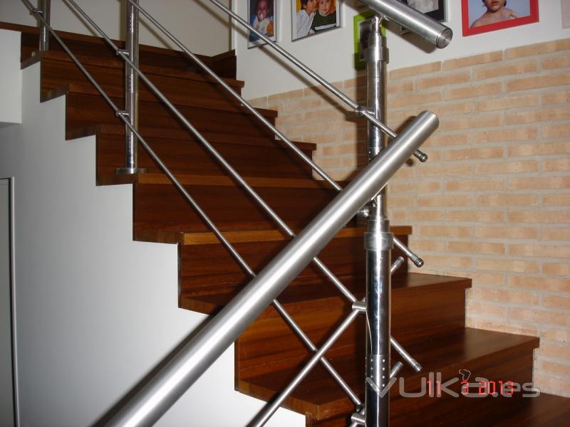 Escalera de madera con barandilla acero 