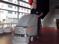 Fregado de Recepcion de Hoteles con Maquina Fregadora