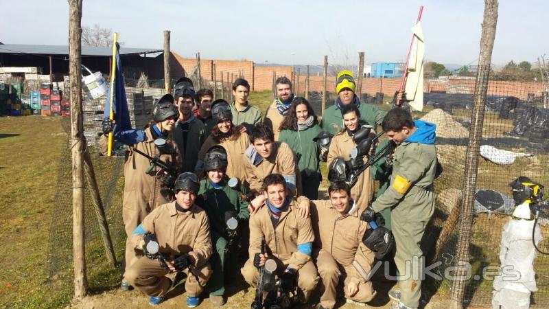 Grupo de paintball en una partida con barbacoa en Paintball Talavera.