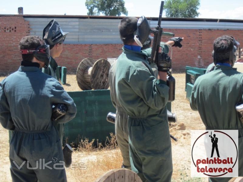 Dirigiendo a su equipo en una partida en Paintball Talavera.