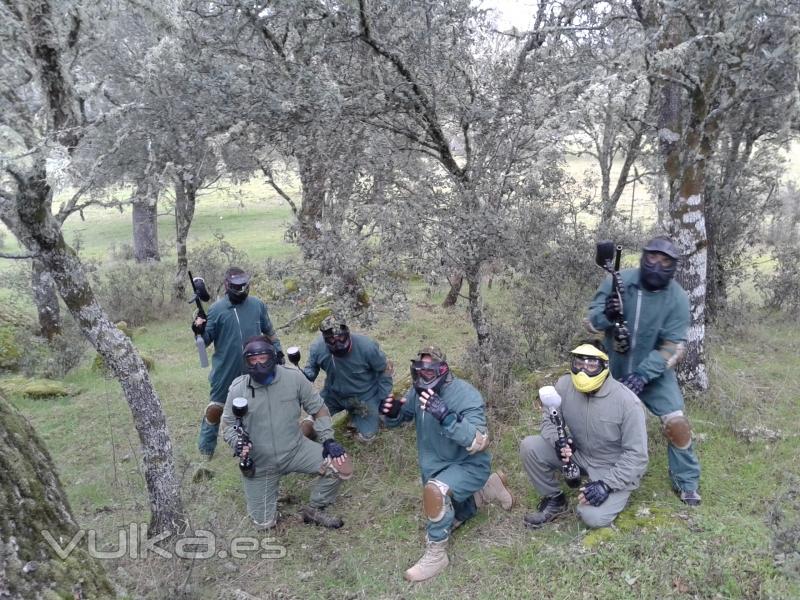 Equipo de Paintball dispuesto para la accin.