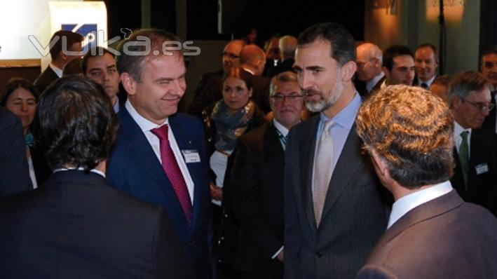  Wolf D. Meier-Scheuven, Director General de BOGE, conversando con Felipe VI.