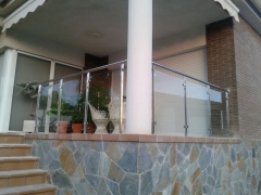 Baranda inoxidable  y vidrio