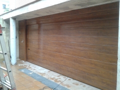 Puerta seccional imitacion madera