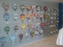Paneles de lamas con soportes para palas de padel