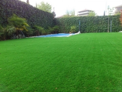Jardín con césped artificial Ecocestal